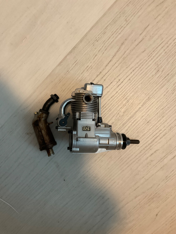 Saito 125 nice running motor includes instructions and Saito  tools.