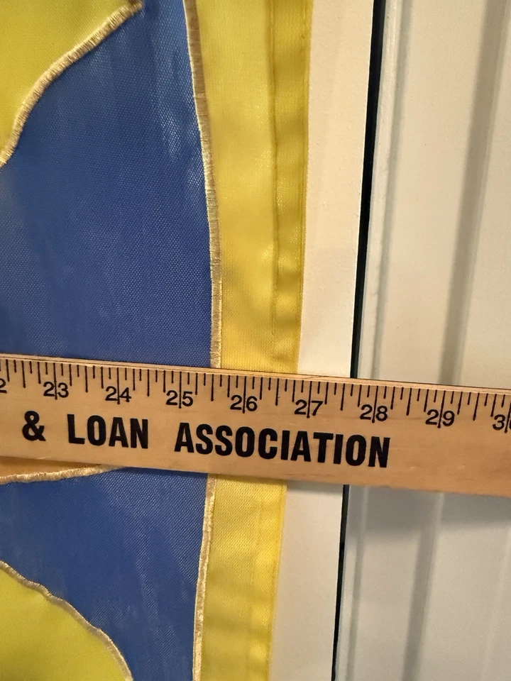 复古微笑太阳花园旗帜黄色和蓝色贴花 27x32 英寸 — 第 3/4 张图片