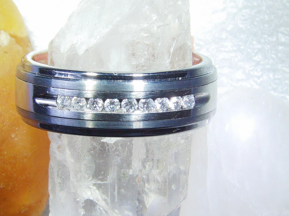 Anillo de banda Estate Triton de carburo de tungsteno y acero inoxidable con conjunto de canales de diamantes Foto 3 de 4