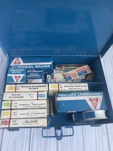 KIT DE PRIMEROS AUXILIOS INDUSTRIAL ACME vintage azul #25 caja de pared de metal con algunos contenidos - Imagen 5 de 7