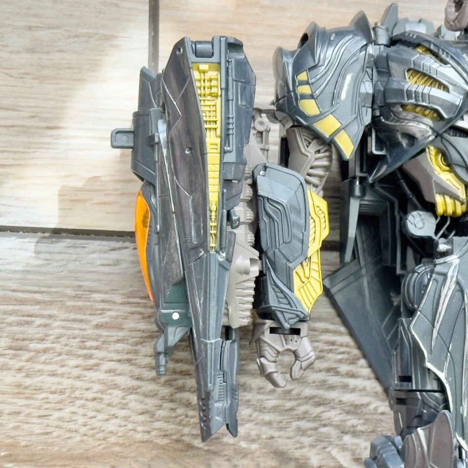 Transformers The Last Knight Premier Edition Leader Class Megatron incompleto - Imagem 4 de 4
