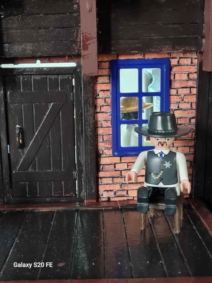 PLAYMOBIL CUSTOM WELLS FARGO & CO STATION LIGHT UNIQUE - Image 4 of 4