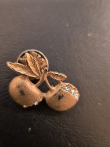 VTG Lapel Pinback Hat Pin Gold Tone Par Of Apples Clear Rhinestone Accent 
