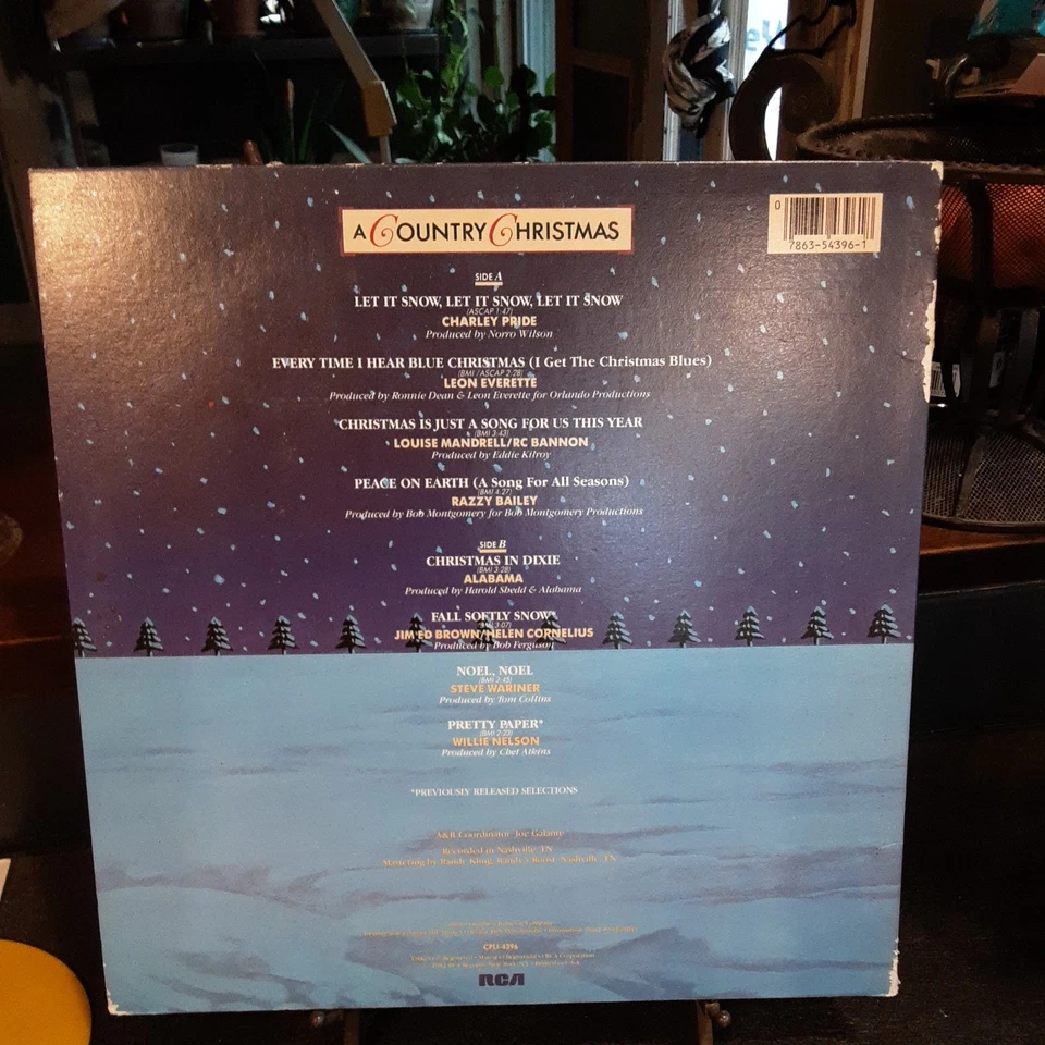 A Country Christmas Vinyl LP RCA AVL1-4812 Willie Nelson, Alabama, 1982,  - Image 2 of 4