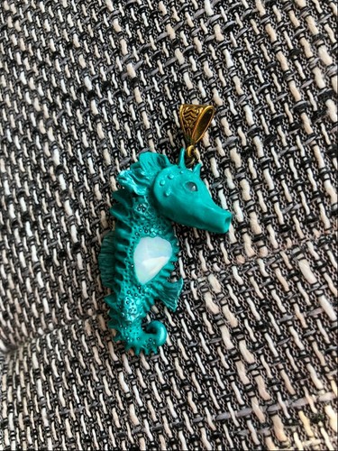Seepferdchen Seepferd Anhänger grün mit hellem Opal Polymer Clay handgemacht - Bild 2 von 3