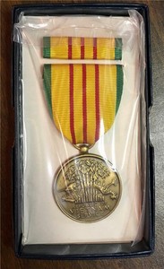 Early-Issue-Vietnam-War-Service-Medal-w-Box-amp-Ribbon-for-USMC-US-Army-USN-USAF