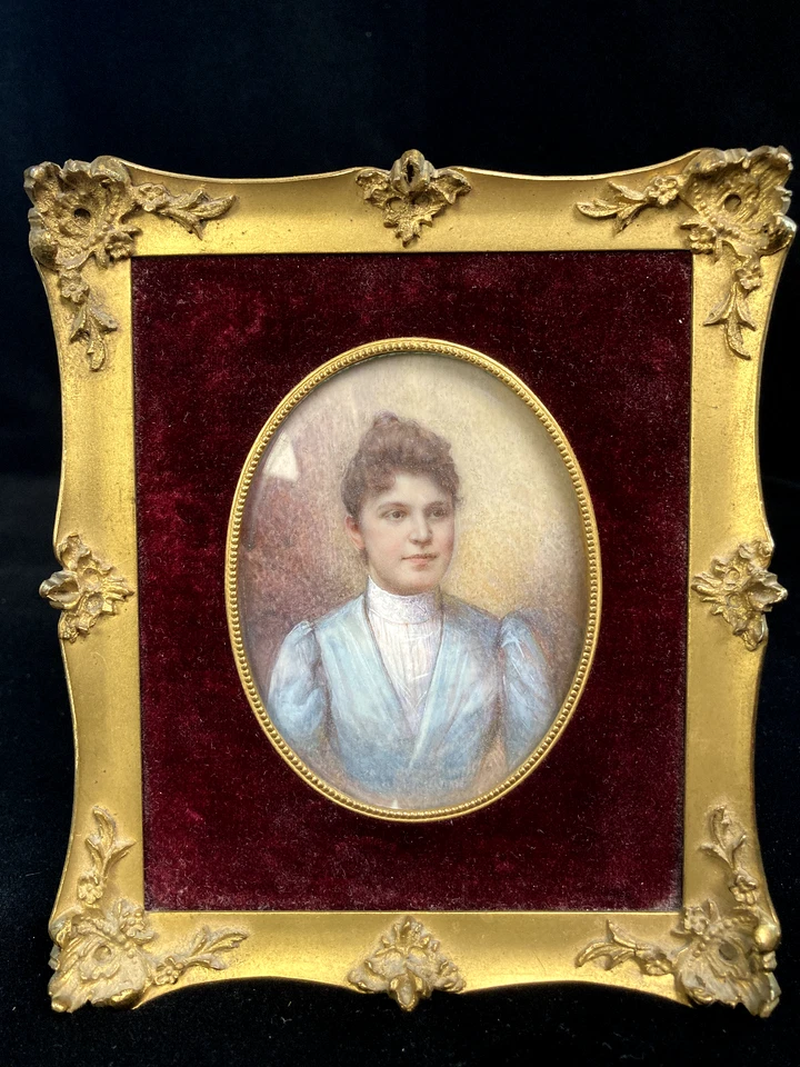 АНТИКВАРНЫЙ ФРАНЦУЗСКИЙ МИНИАТЮРНЫЙ ПОРТРЕТ ЖЕНЩИНЫ РУЧНОЙ РОСПИСИ В КАЧЕСТВЕННОЙ ЛАТУННОЙ РАМЕ - Изображение 3 из 4