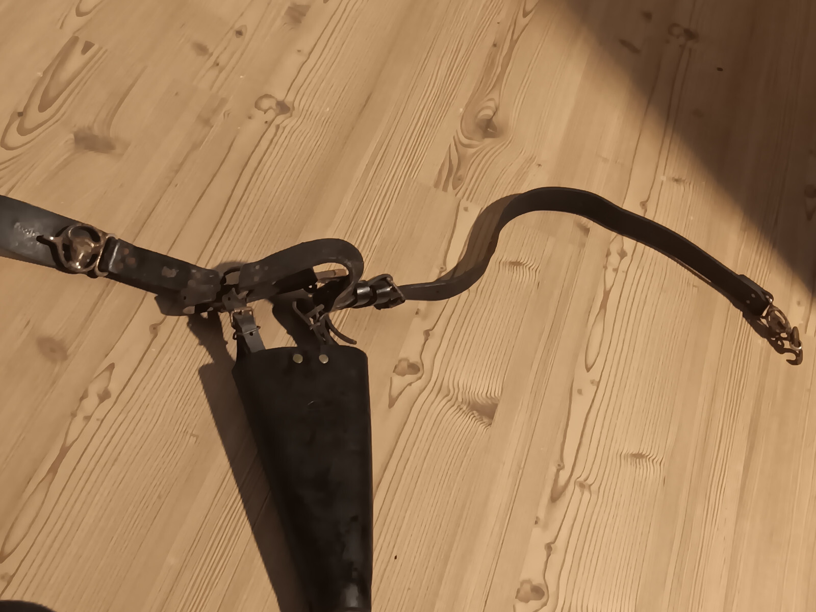 Antiker lederner Messerköcher mit Gürtel. Für Metzger, Schlachter u.Ausbeiner.