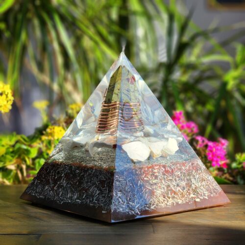 The Serenity Summit, handgefertigte XXL-Orgonitpyramide. 7-3/8"" Basis und 9"" Höhe - Bild 2 von 9