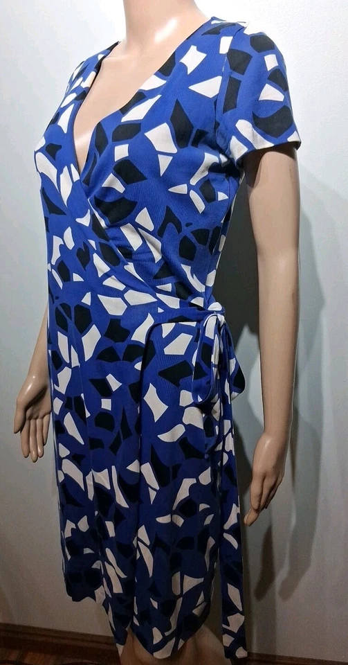 Diane Von Furstenberg New Julian Two Short Sleeve Navy Printed Wrap Dress Size 2 - Image 4 of 4
