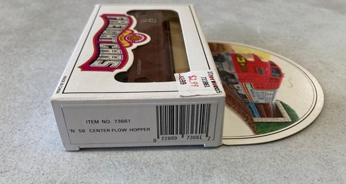 Bachmann N Scale Freight Cars #73661 ATSF 301489 Center-Flow Hopper - Picture 11 of 12
