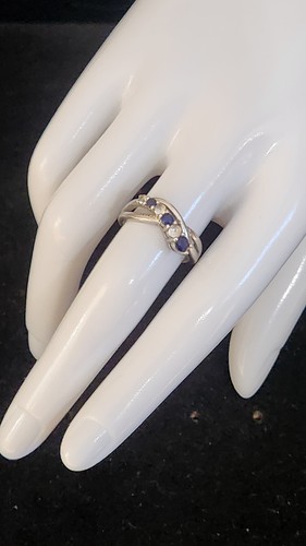 Vintage 925 Sterling Silver Blue and White Sapphire 6 stone Ring. size 7