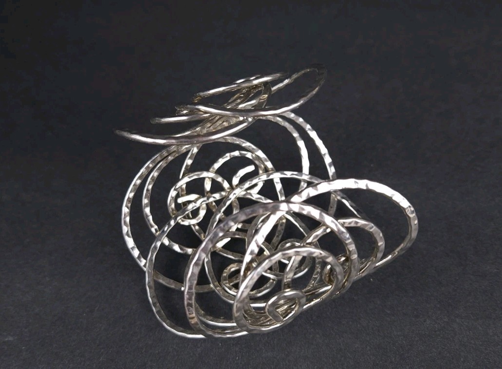 Silvertone Intertwined Hammered Scroll Circles St… - image 8