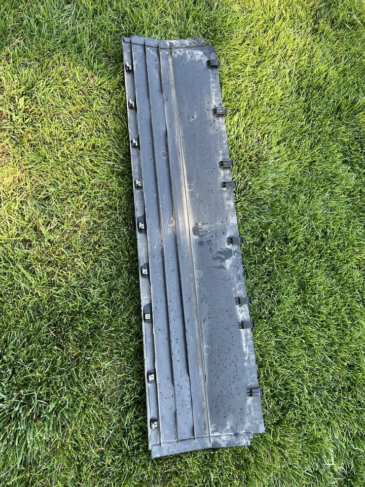 Panel de cubierta protector contra salpicaduras de batería debajo de la carrocería del conductor izquierdo Rivian R1T 22-24 Foto 2 de 4