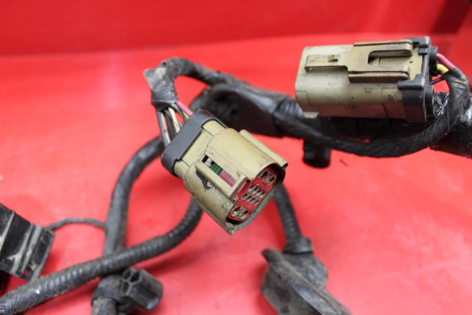 Arnés de cableado y caja de fusibles Ford Escape Engine Bay 2006 Foto 4 de 4