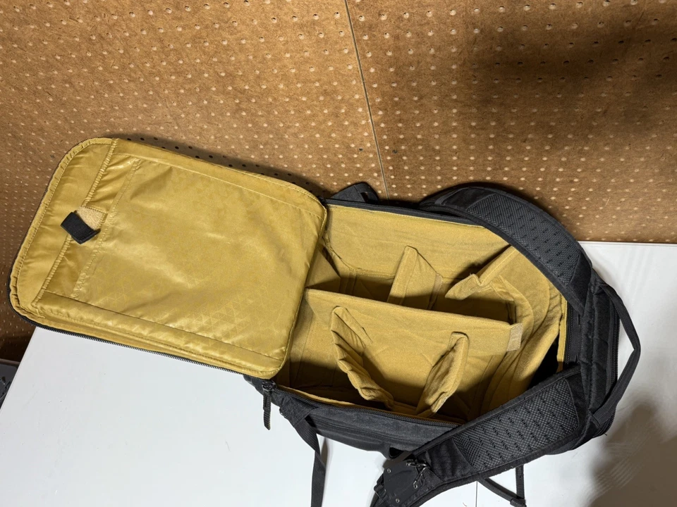 Case Logic Viso Camera Backpack, Large,Black, 12.6 x 8.3 x 19.3 model CVBP-106 - Image 3 of 4