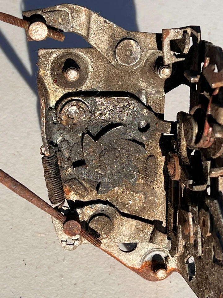 Buick Roadmaster 1956 super izquierda puerta delantera cerradura pestillo montaje 56 Foto 3 de 4