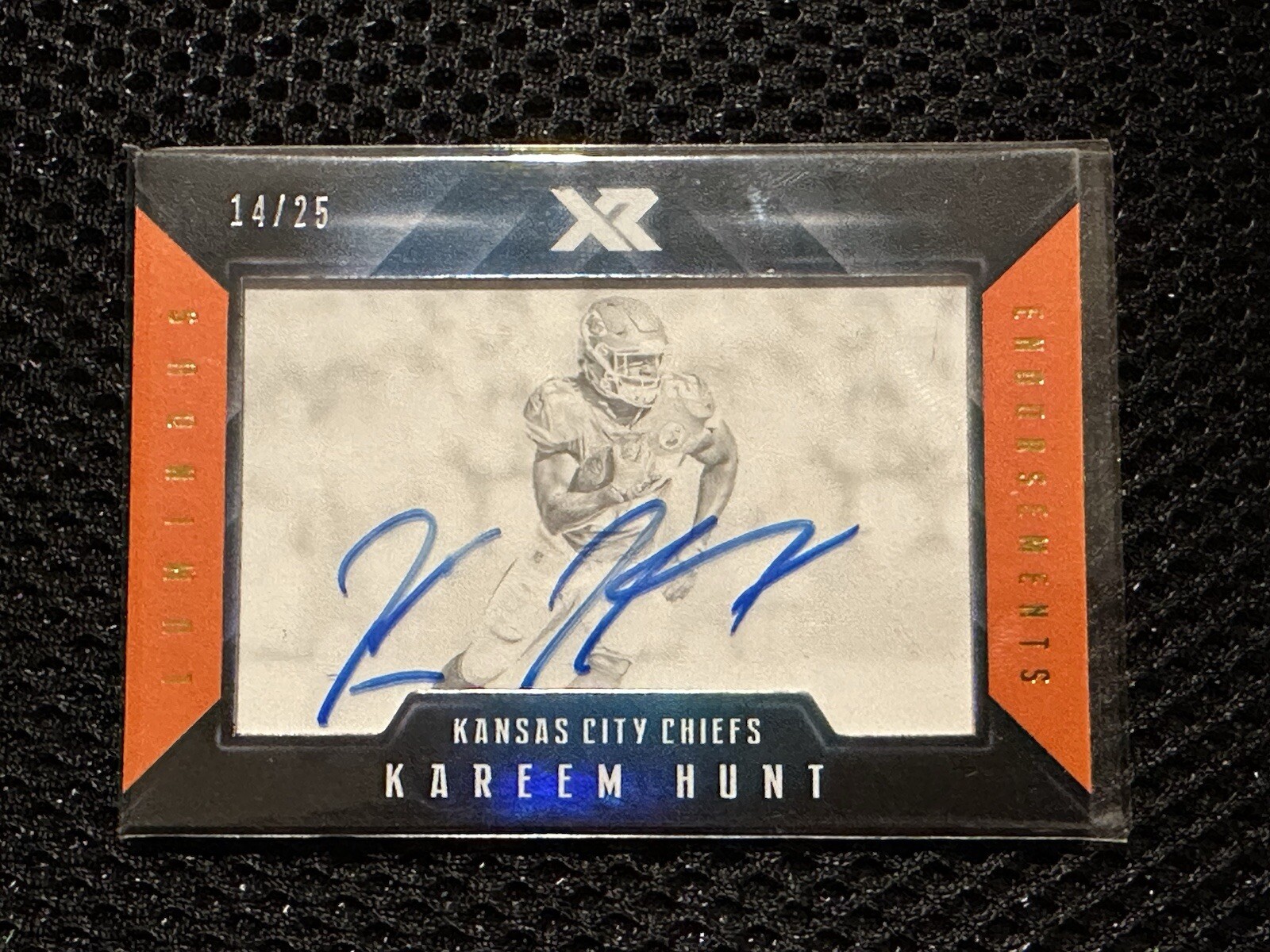 Kareem Hunt Panini XR Luminous Endorsements Autographs #LEKH Base