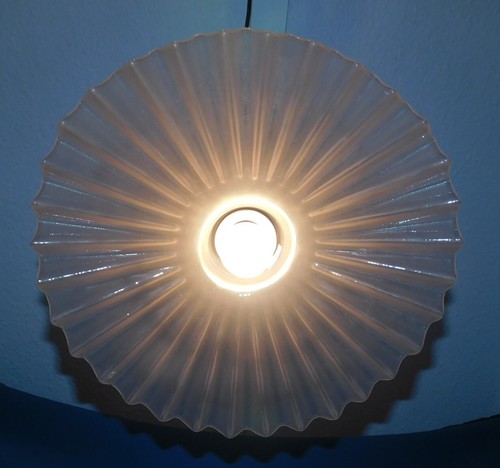 ANCIENNE GROSSE SUSPENSION LUSTRE . TULIPE EN VERRE ROSE A DENTELLES . ø 33 cm - Imagen 9 de 18