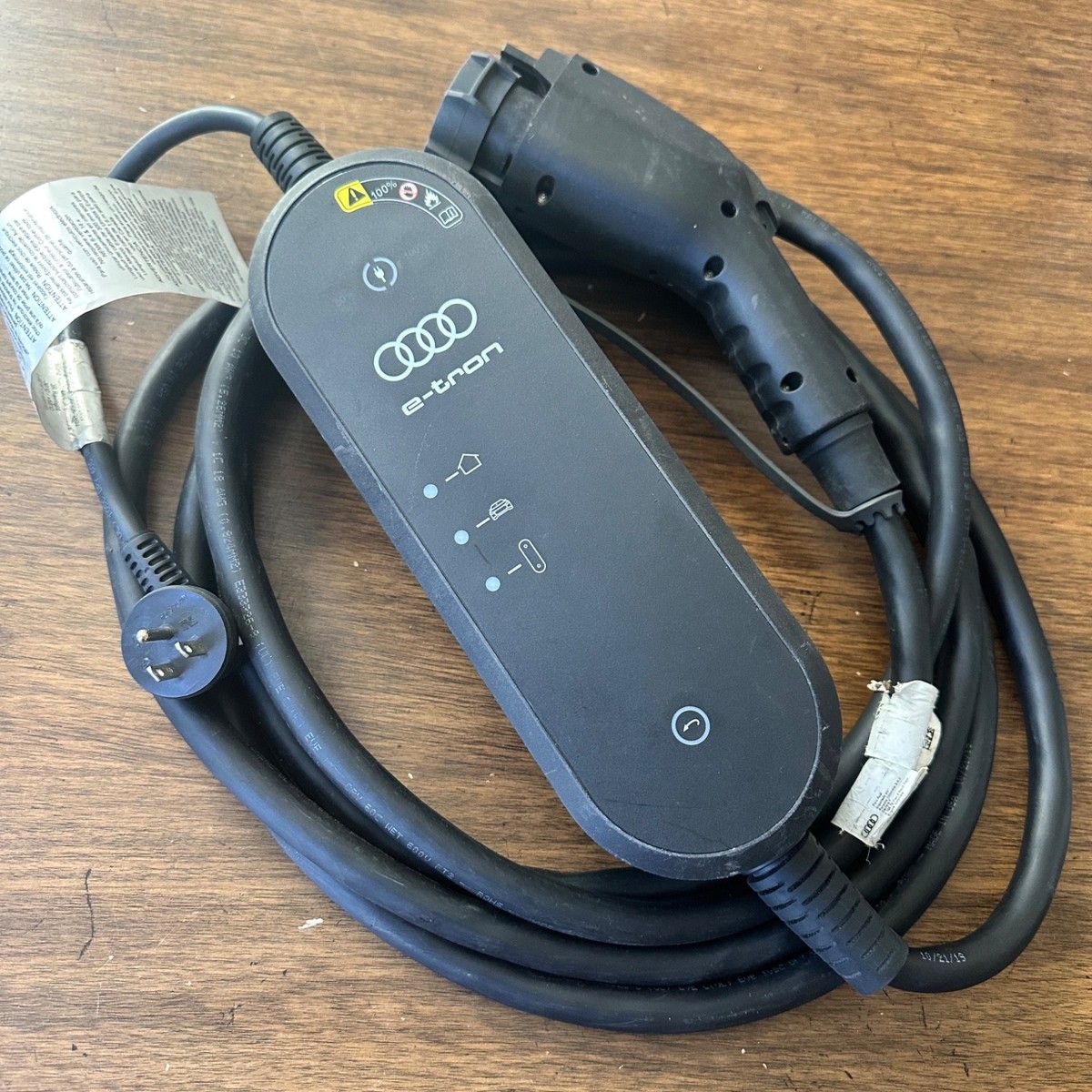 Audi e-tron Universal Charger 8kw普通充電器 8kW充電用の車両普通充電ユニット Audi Universal Charger