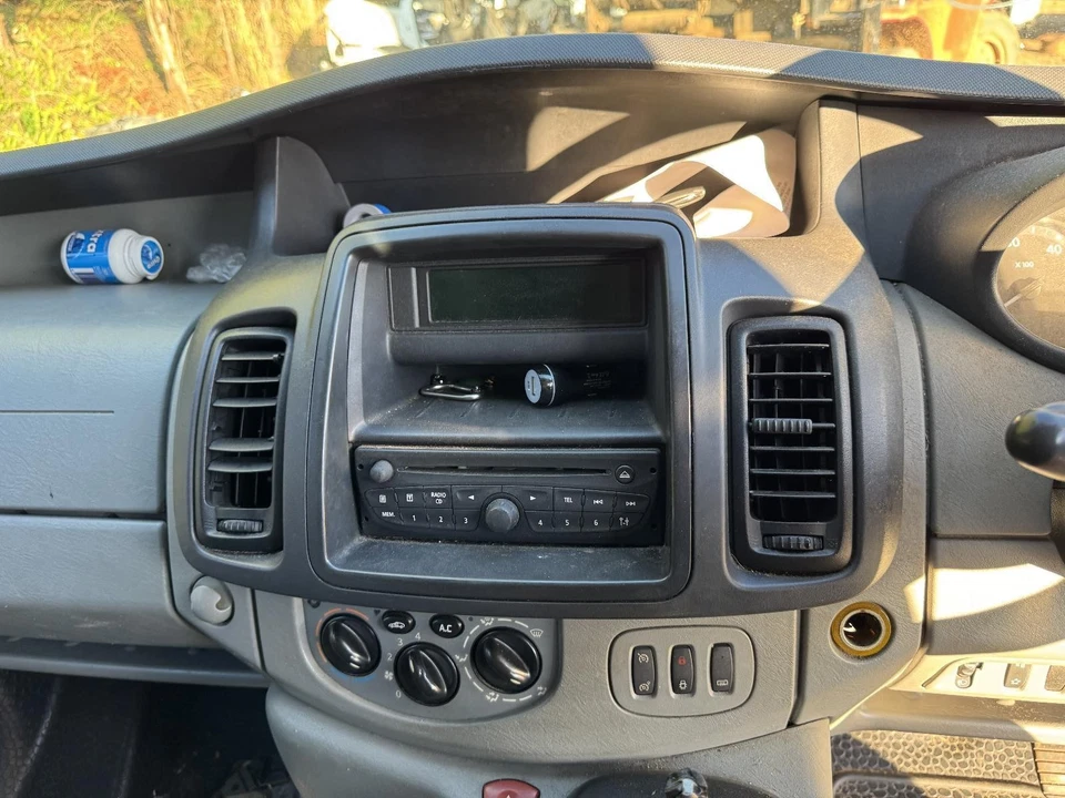 RENAULT TRAFIC HEAD UNIT, X83, 10/10-12/14 STEREO, RADIO, HEAD UNIT - image 2 of 4