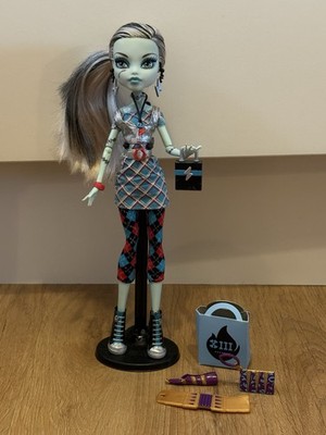 Monster High Frankie Stein Day At The Maul Puppe - komplett mit Zubehör