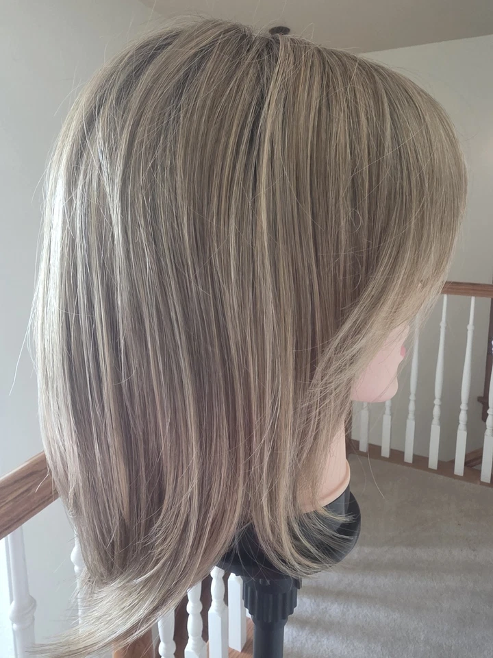 Pelucas Diana By Godiva's Secret en miel de primavera con frente de encaje. Talla media BNWT Foto 4 de 4