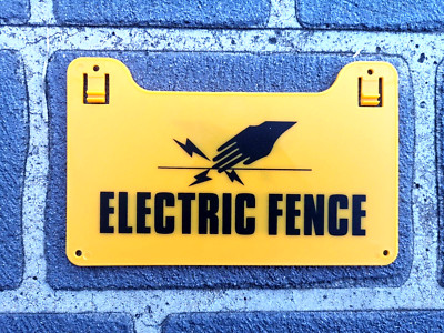 25x Electric Fence Caution Warning Signs – Hook-On Style – Ties To Wire, Mesh, Or Rope – AU Stock