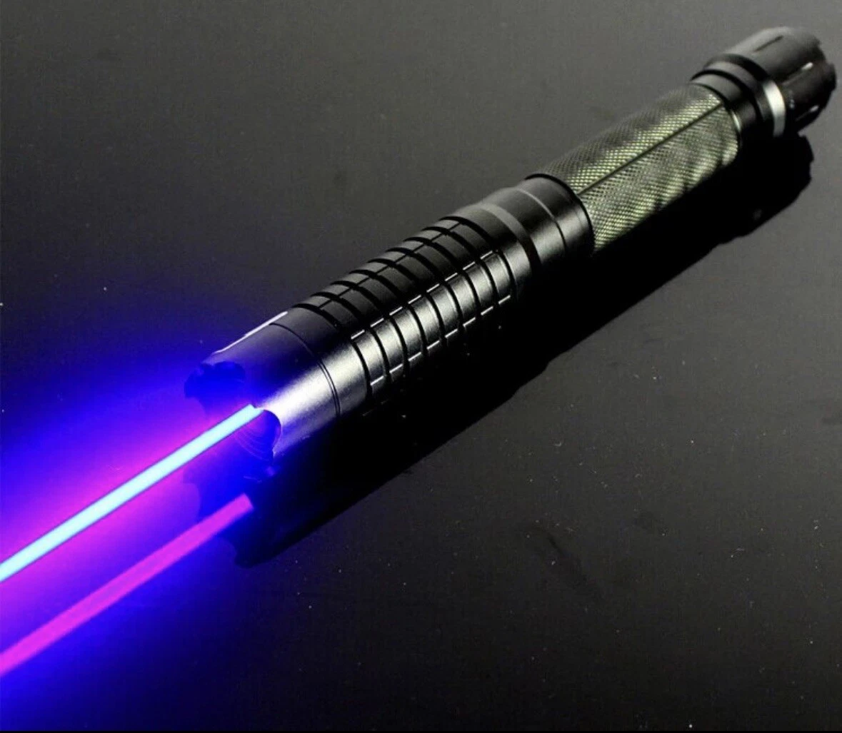 лазерный свет. лазерный излучатель. уф лазер. ультрафиолет лазер. лазер space лазерная указка.