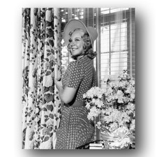 Sonja Henie Photo 8x10 Figure Skating Star Portrait-6