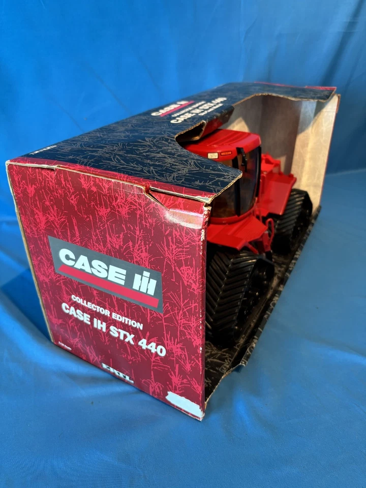 1/16 ERTL Estuche Vintage IH STX440 Quad Trac "Introducción Coleccionista. Edición" Usado Foto 3 de 4