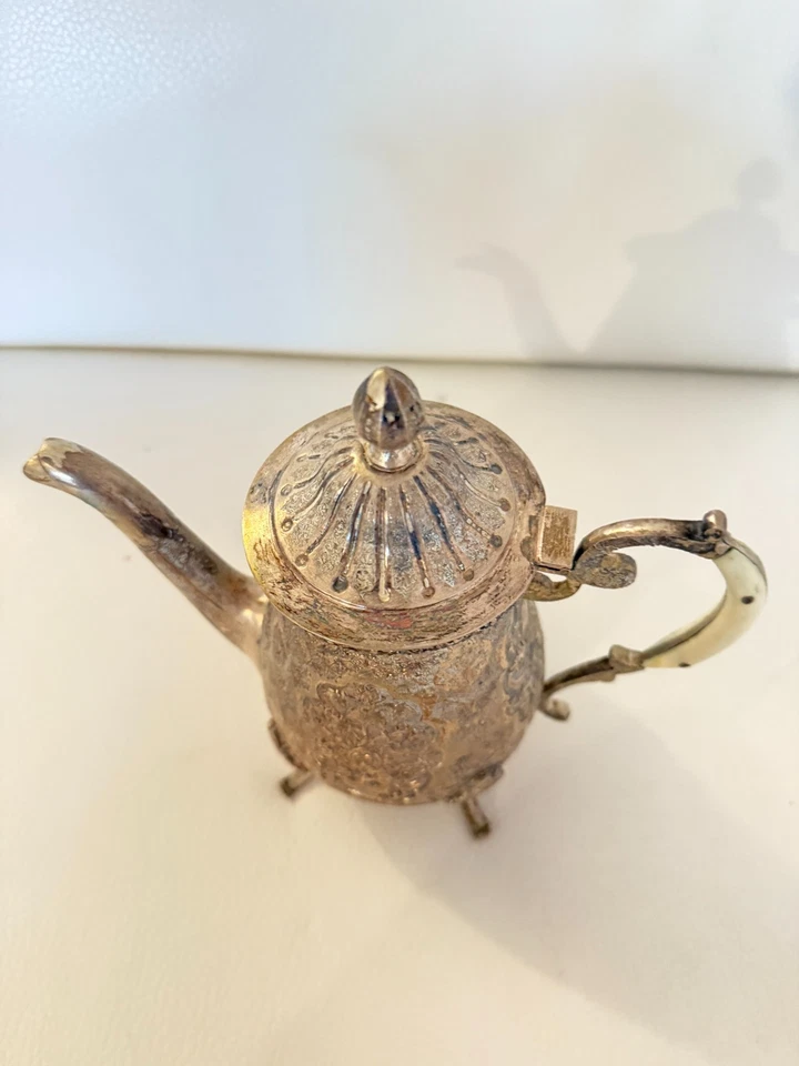 ANTIGUA CAFETERA/TETERA PLATEADA ORNAMENTADA DISEÑO FLORAL MARCAS GRABADAS CON PATAS Foto 3 de 4