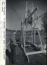 1983 Press Photo Frank Oebser watches Mr. Manriquez take ride on Ferris wheel.