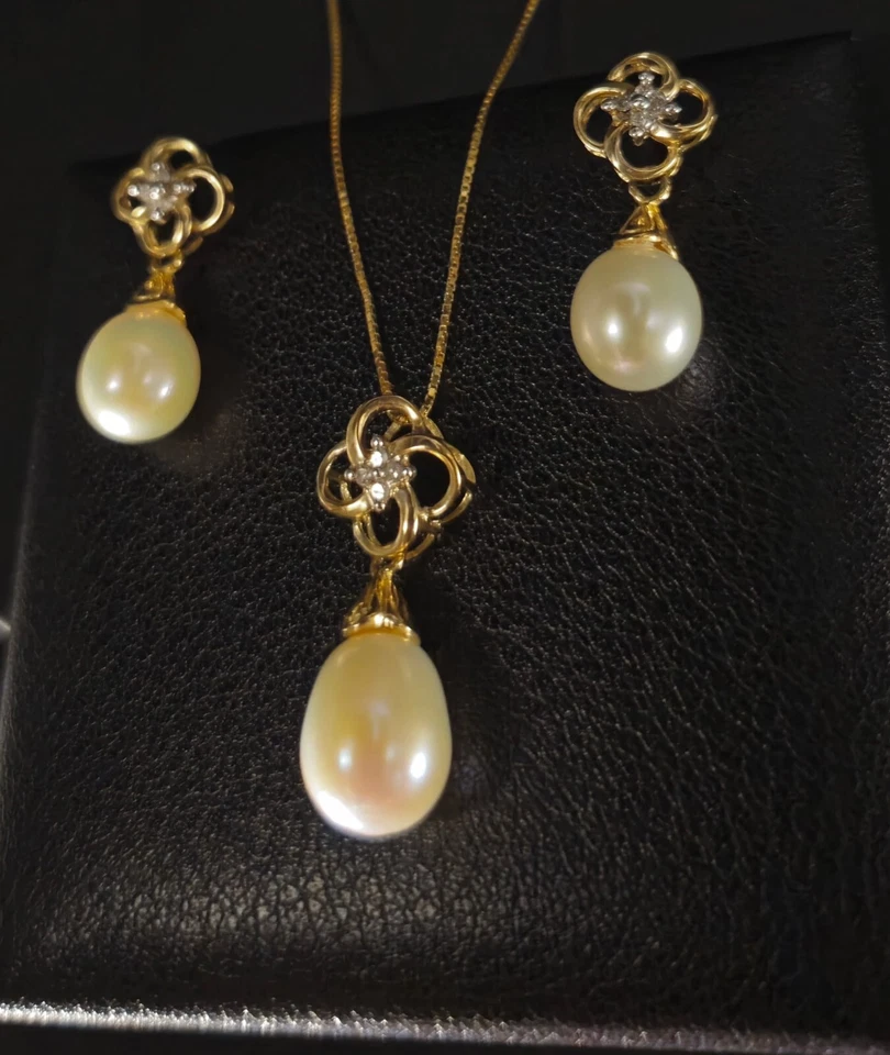 Juego de collar y pendientes de perlas y diamantes de oro de 10k  Foto 2 de 4
