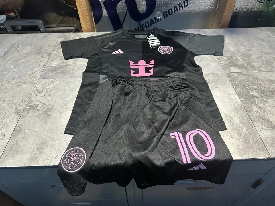Conjunto de camiseta y pantalones cortos Inter Miami Messi #10 para niños nuevo con etiquetas - negro y rosa - talla 24 Foto 2 de 4