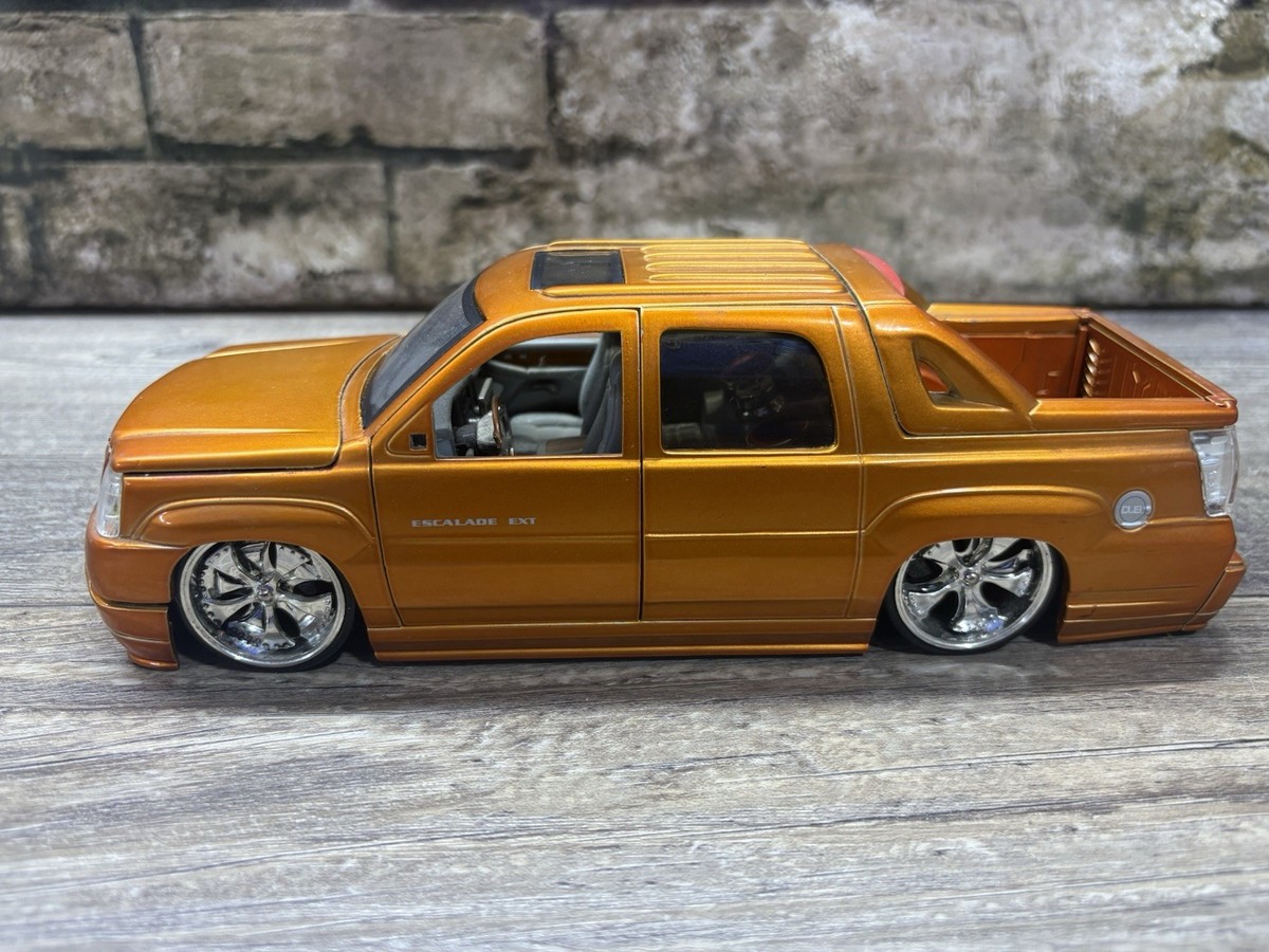 JADA DUBSHOP 2002 CADILLAC ESCALADE EXT COPPER 1:24 DIECAST