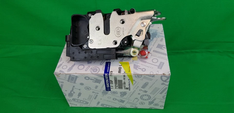 GENUINE SSANGYONG REXTON Y200 & Y220 & Y220 II & Y285 II FRONT DOOR LATCH - LH - Imagen 2 de 2