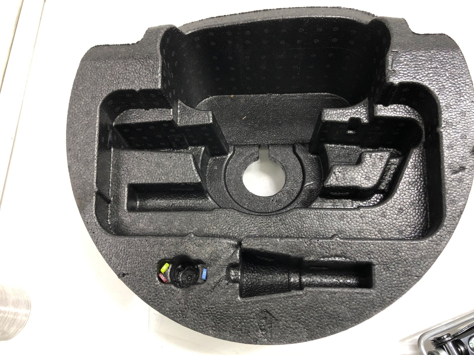 2014-2019 MASERATI GHIBLI S Q4 SPARE TIRE TOOL KIT SET OEM.