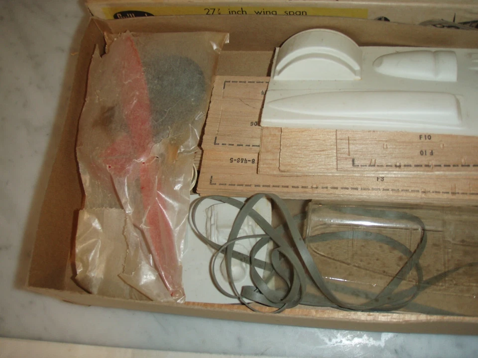 vintage Guillow's Curtiss p-40 WARHAWK scale Flying Tiger Model kit PLANE 405 - Image 4 of 4