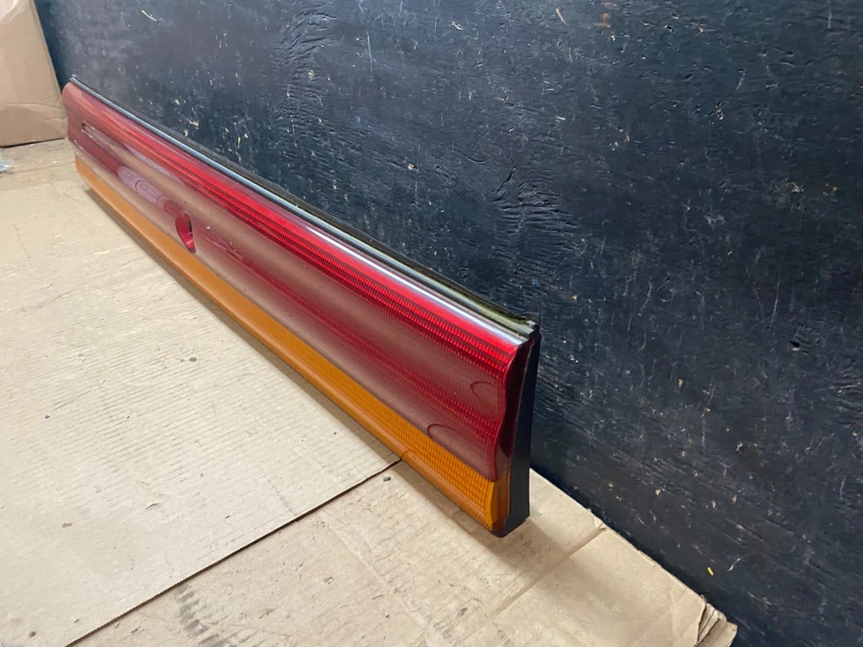 Chrysler LeBaron 1993 a 1995 panel de luz trasera central moldura OEM u7515 DG Foto 2 de 4