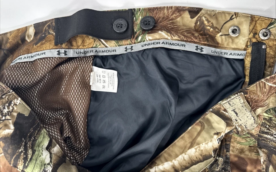 Pantalones de rendimiento Under Armour camuflados para hombre grandes forrados con cremallera tobillos reforzados rodillas Foto 4 de 4