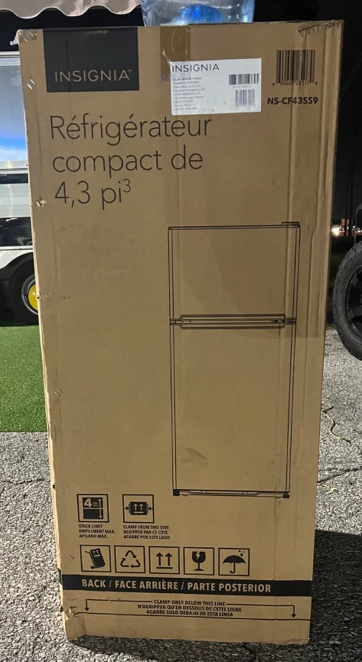 refrigerador con congelador Refrigerador Insignia 4.3 Cup medidas 43” x19” - Image 2 of 4