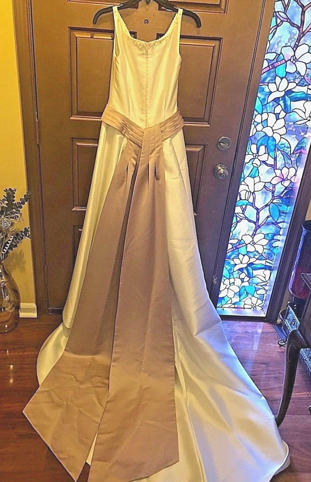 Vestido de novia Pronovias Barcelona marfil con faja/tren beige - talla 8 Foto 2 de 4