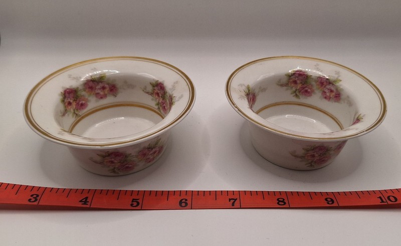 Set of floral pattern porcelain ramekins with Marking