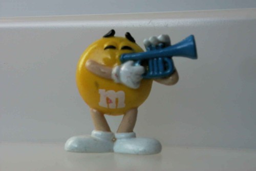 M&M'S TRES RARE FIGURINE MINI PASTILLE JAUNE TROMPETTE SERIE ORCHESTRE - 第 1/1 張圖片
