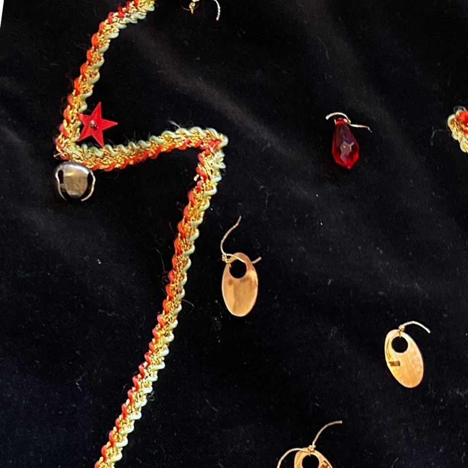 Falda de árbol de Navidad de terciopelo hecha a mano vintage años 70 bordada campanas doradas Lg 32" Foto 2 de 3