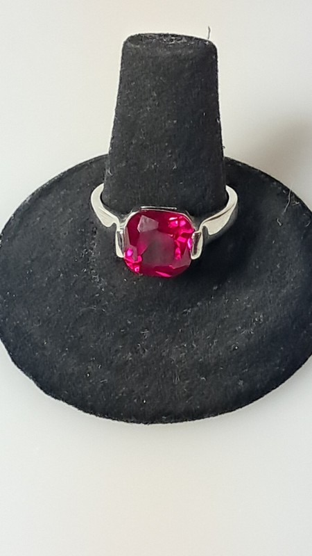 Women's Red ring Glows under UV light, club, rave sz 8.5 silver tone