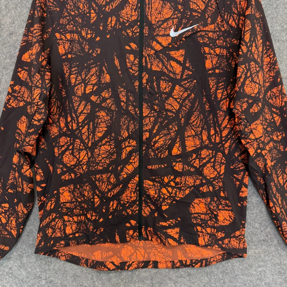 Chaqueta para Correr Nike Enchanted Impossiblemente Ligera Para Hombre Mediana Bosque Naranja Camuflada Foto 3 de 4