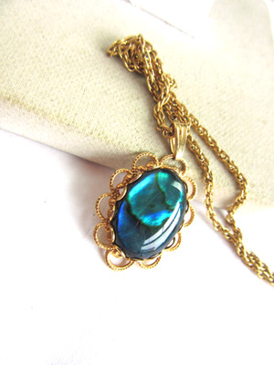 Gold tone Paua abalone shell pendant in a filigree setting and w/ a 15'' chain