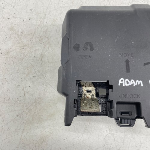 VAUXHALL ADAM BATTERY FUSE 525230582 POWER BOARD 1.2 PETROL A12XEL 12-19 - Picture 3 of 12